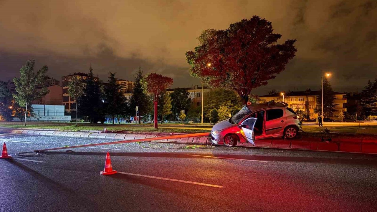 Direksiyon hakimiyetini kaybeden alkollü sürücü aydınlatma direğini devirdi