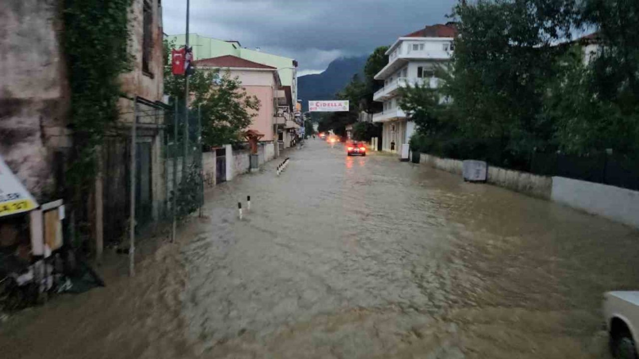 Kastamonu’yu sel vurdu: İş yerleri, evler ve araçlar su altında kaldı