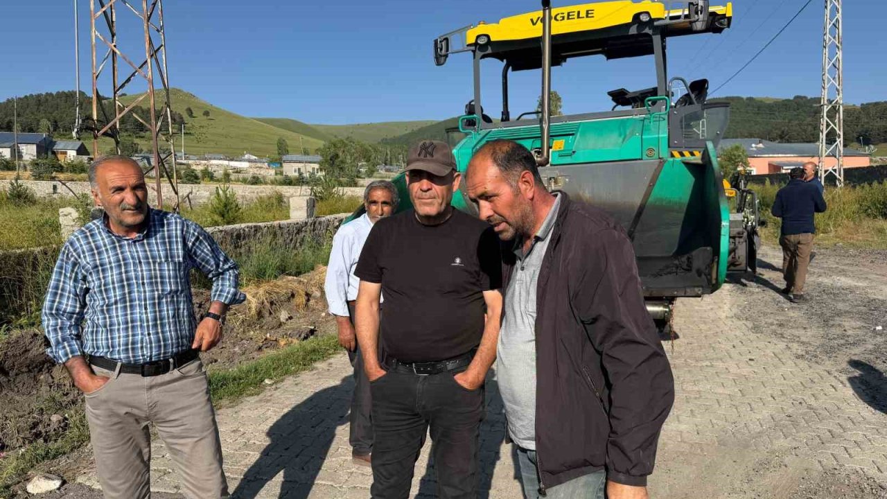 Hamamlı köyü sıcak asfaltla buluşuyor: Sarıkamış’ta ulaşım konforu artıyor
