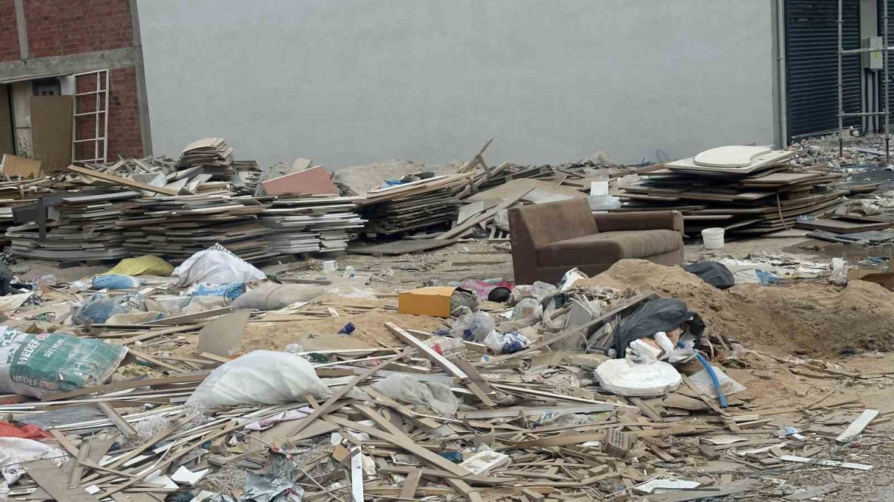 Baksan Sanayi Sitesi’nde biriken atıklar çevrede büyük rahatsızlık oluşturuyor