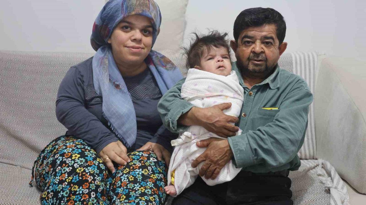 Yarım kalan aşklarını unutmayarak 21 yıl sonra evlenen cüce çiftin kızları dünyaya geldi