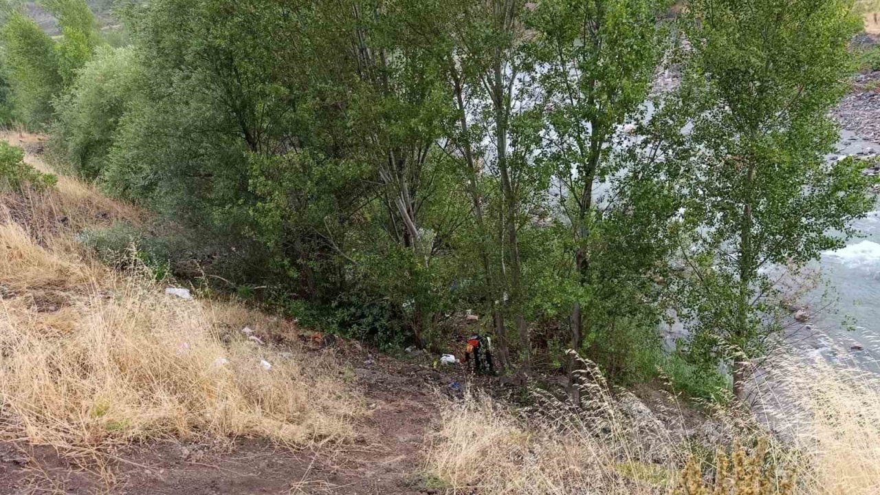 Sivas’ta otomobil dereye uçtu: 1 çocuk hayatını kaybetti, 4 kişi yaralandı