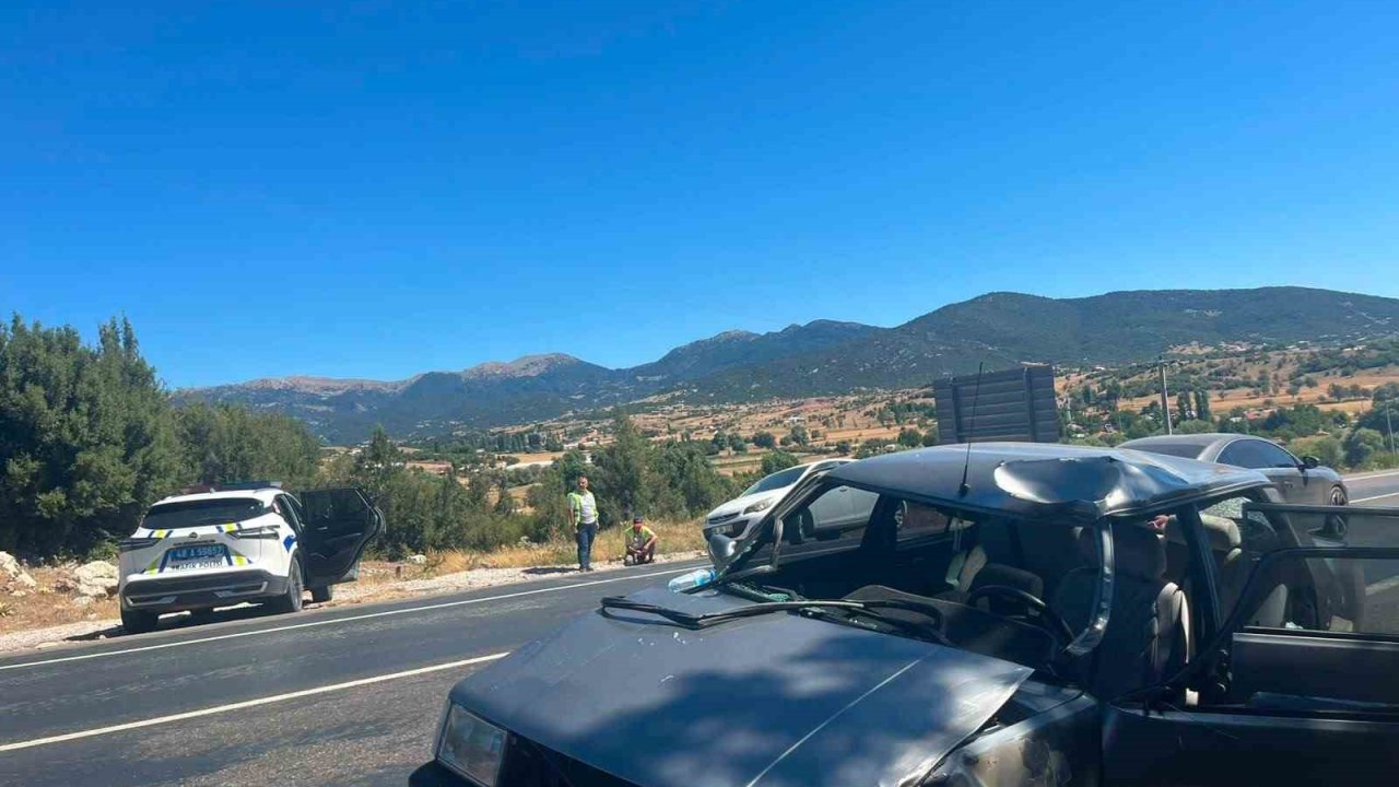 Seydikemer’de otomobil ile motosiklet çarpıştı: 1 ölü, 2 yaralı