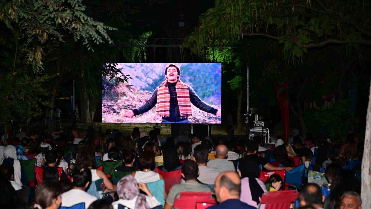 Manisa’da Açık Hava Sinema Geceleri nostalji rüzgarı estiriyor