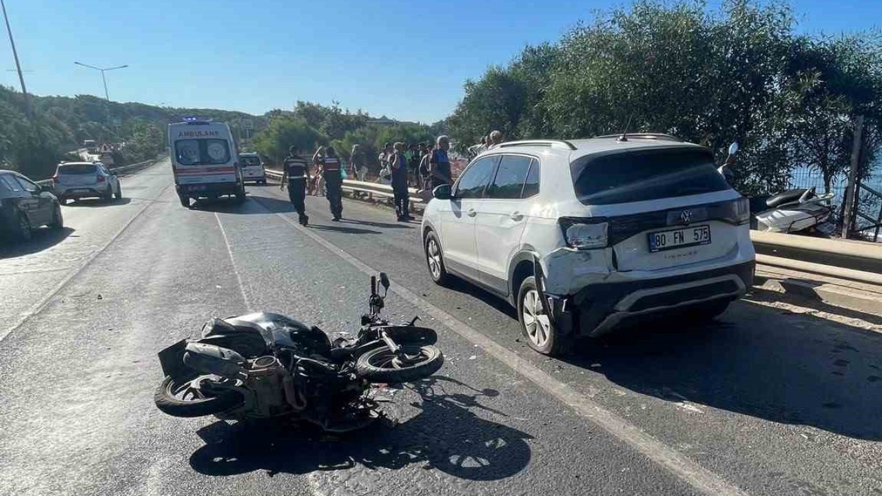 Alanya’da park halindeki otomobile çarpan motosikletteki 2 kişi yaralandı