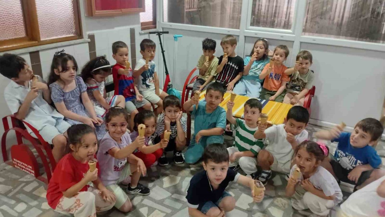 Yaz Kur’an kursundaki öğrencilere serinleten ikram