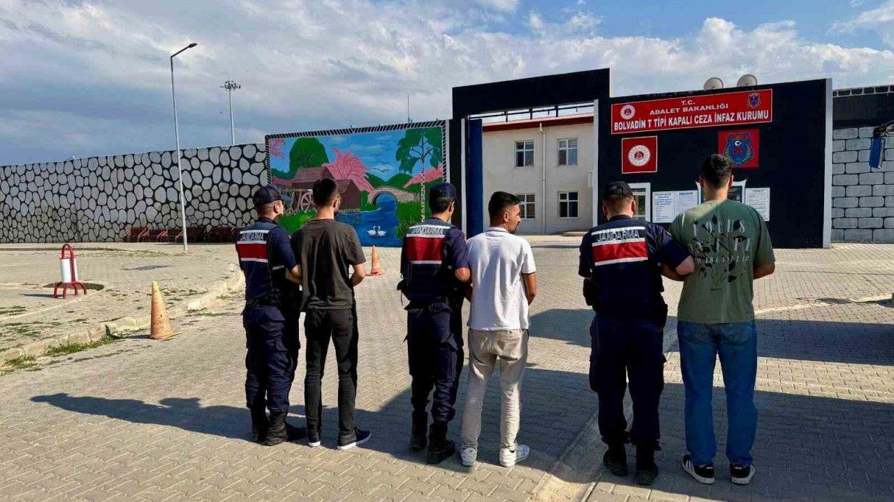 Jandarma çeşitli suçlardan aranan 34 kişiyi yakaladı