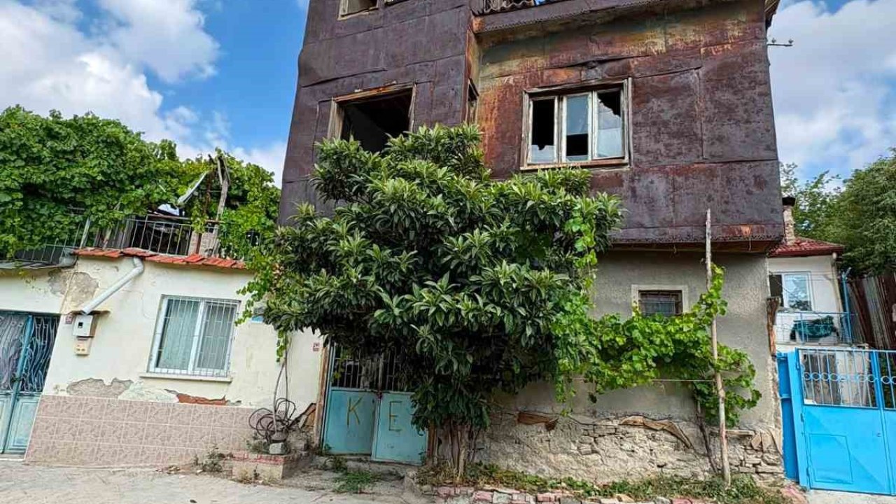 Can güvenliğini tehdit eden bina kontrollü şekilde yıkıldı