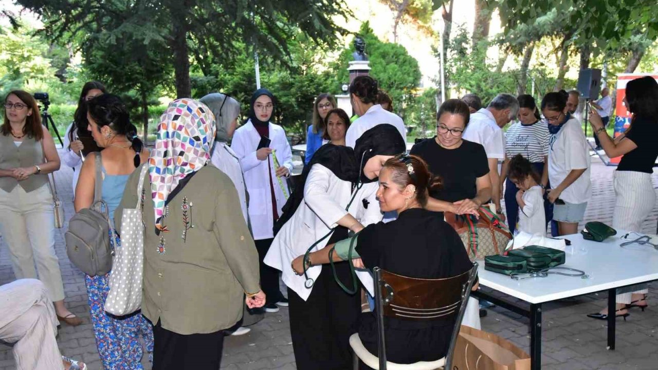 Hayata Dokunanlar Topluluğundan Sağlık taraması ve İlk yardım eğitimi