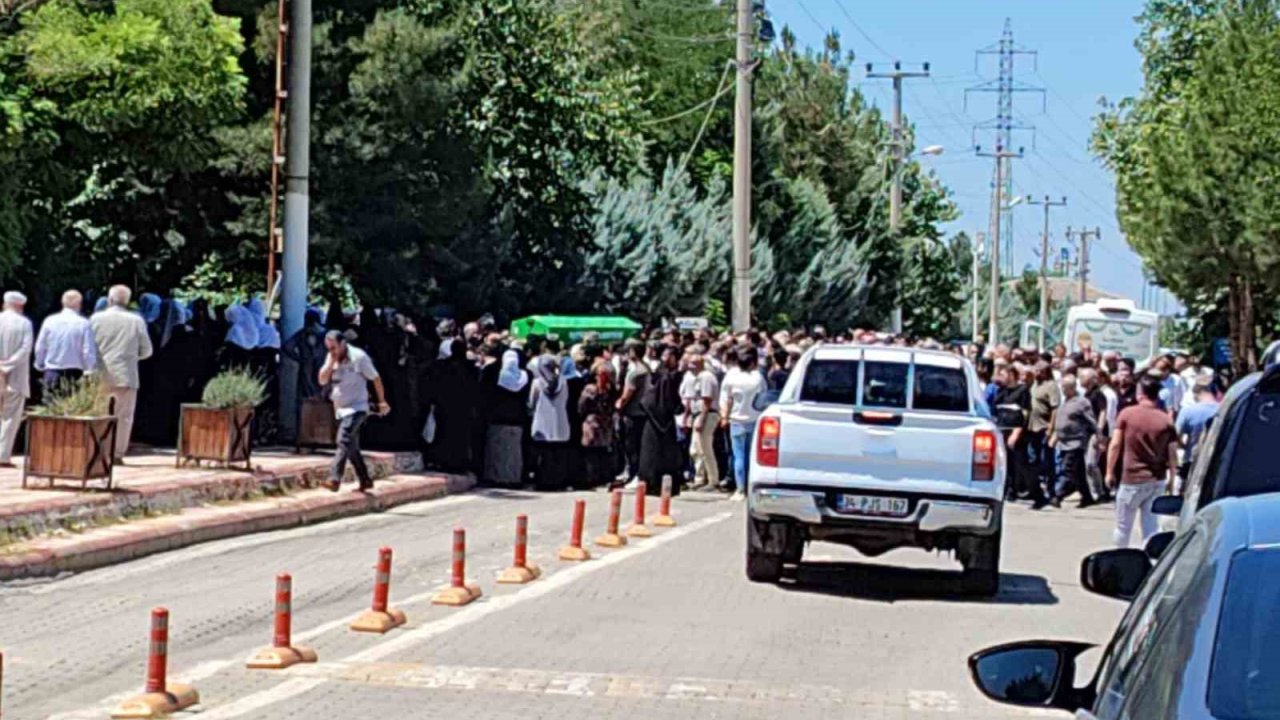 Batman’da silahlı saldırıda hayatını kaybeden 3 kişi toprağa verildi