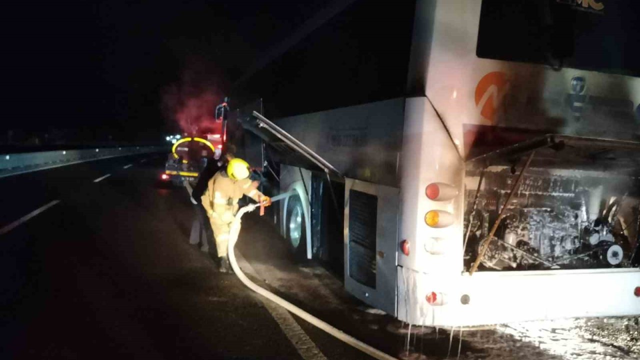 Otobüs seyir halinde alev aldı.