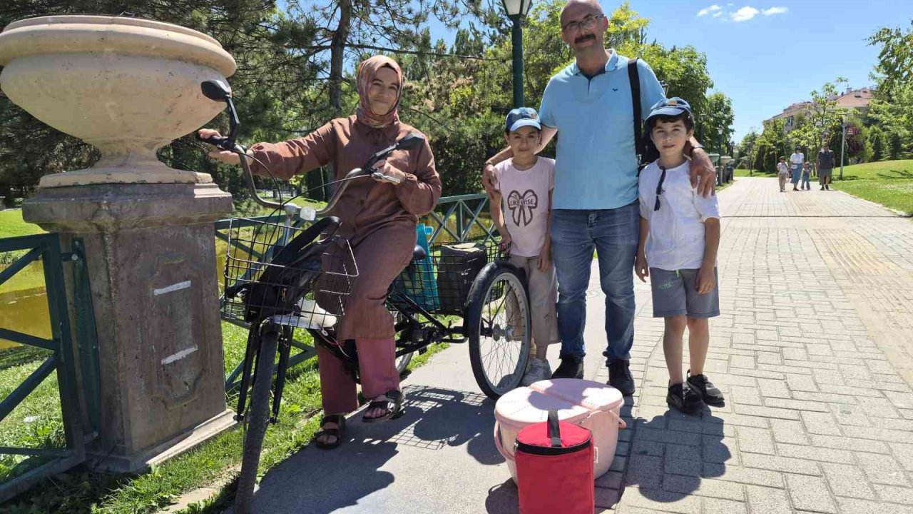 Eskişehir’de 2 minik simitçi ilgi odağı oldu