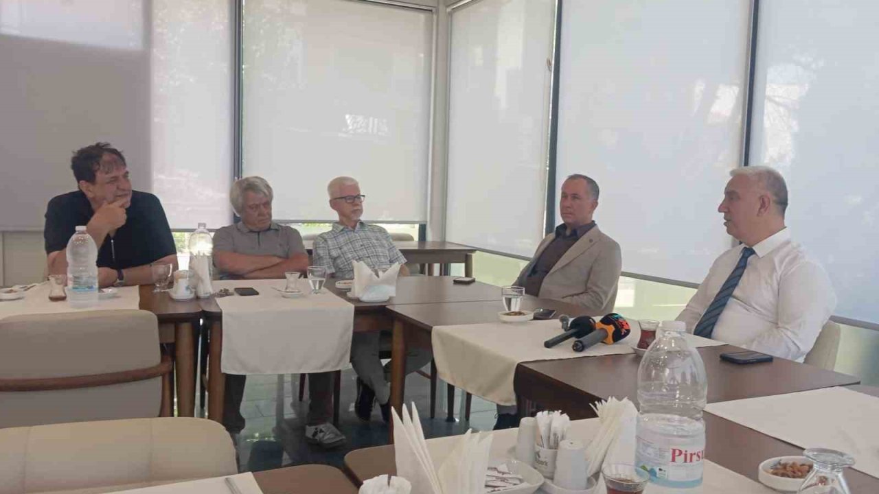 Bergama Belediye Başkanı, 19 meclis üyesi ile Yeni Parti’ye geçti