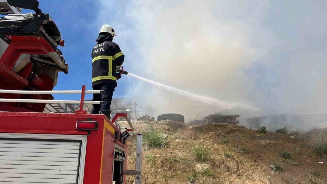 Kırıkhan’da depo yangını