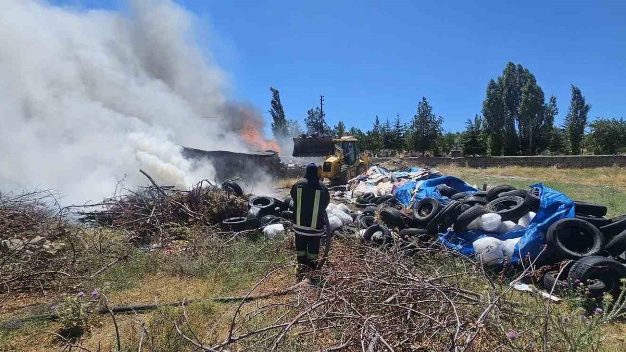 Tomarza’da lastik yangını ekiplerin hızlı müdahalesi ile söndürüldü