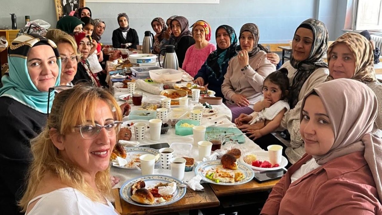 Burhaniyeli kadınların okuma yazma sevinci