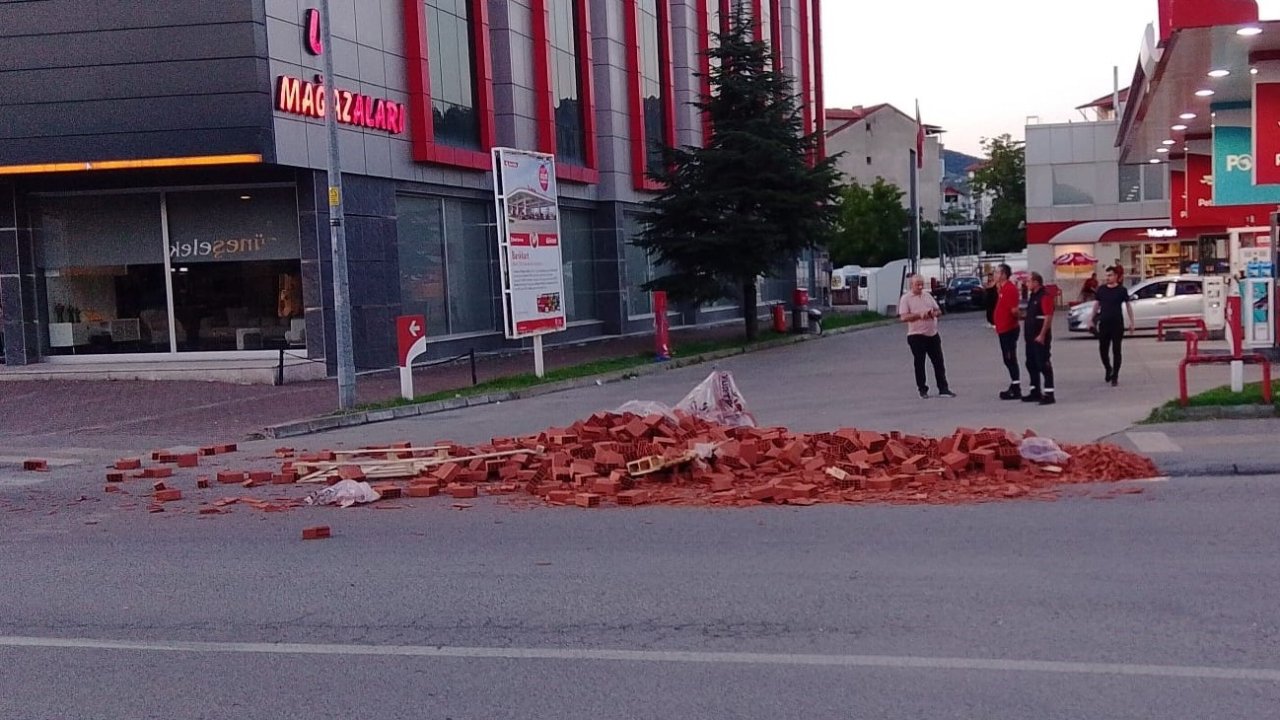 Çaycuma’da hareket halindeki tırdan yola tuğlalar saçıldı
