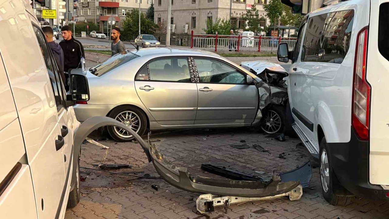 Kayseri’de otomobil park halindeki 2 araca çarptı