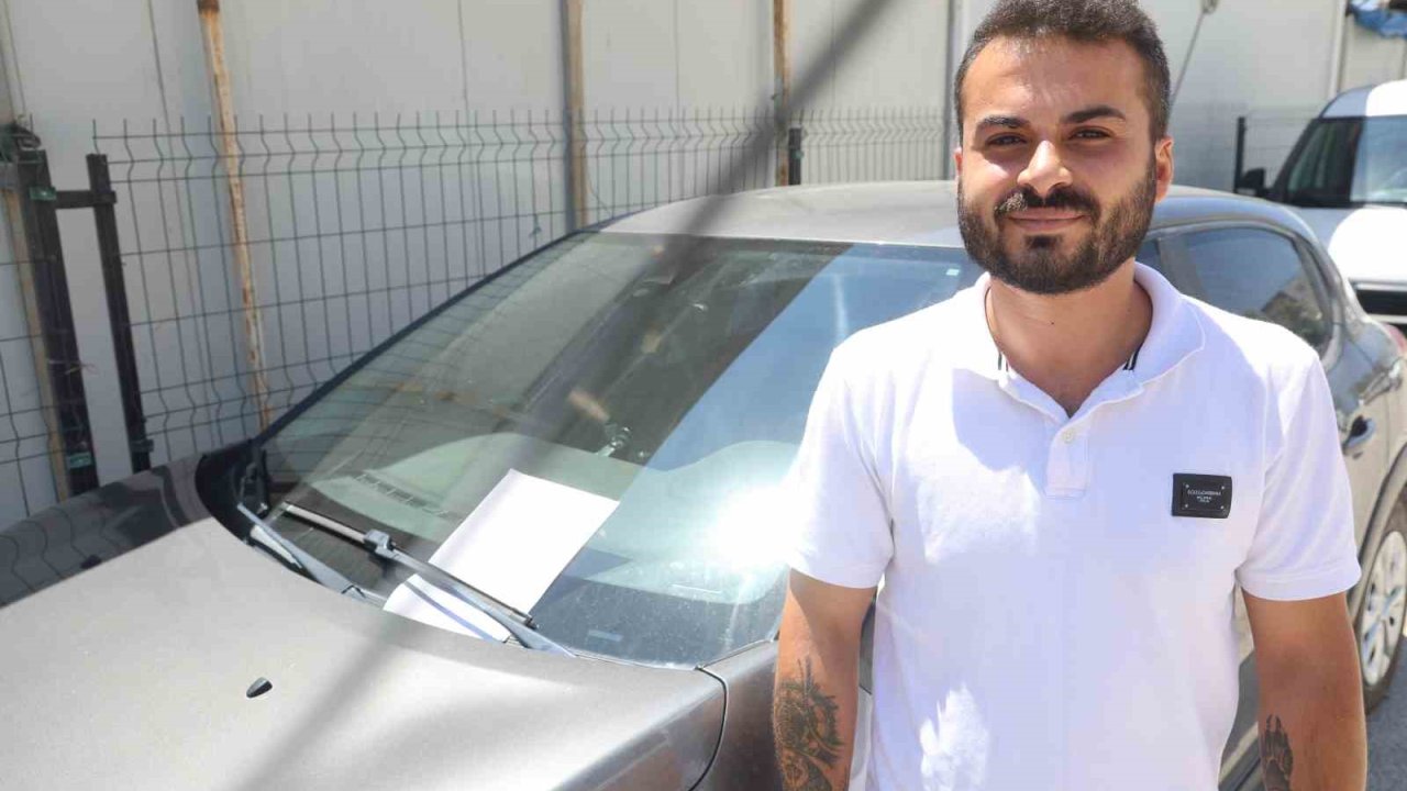 Sürttüğü aracın sahibini bulamayınca ön cama ‘Arabaya hafif sürttüm, lütfen bana ulaşın’ notunu bıraktı