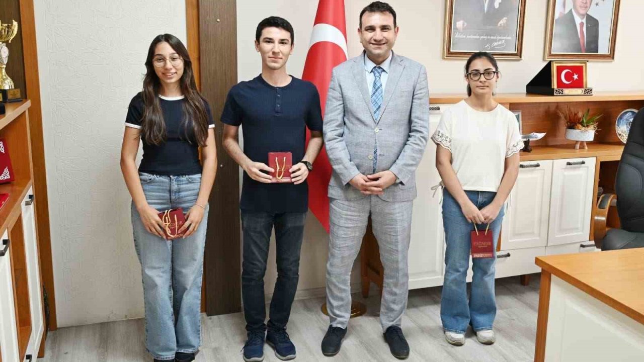 YKS’de Türkiye derecesi yapan Aydınlı öğrenciler ödüllendirildi