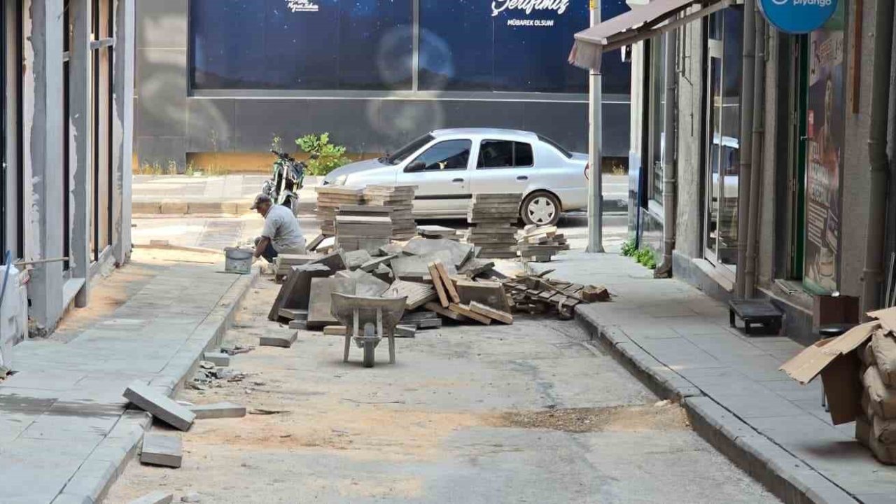 Bilecik’te 1 haftadır bitmeyen kaldırım yapımı esnafı çileden çıkardı