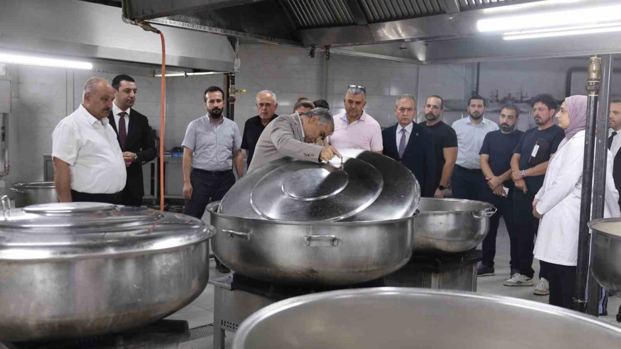 ADÜ Rektörü Kent, merkez yemekhanesinde incelemelerde bulundu