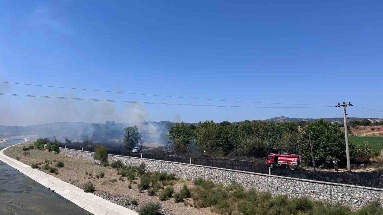 Ayvacık’ta otluk alanda çıkan yangın söndürüldü