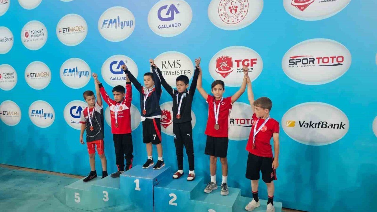 Aydınlı minik güreşçiler Türkiye Şampiyonası’ndan madalyayla döndü