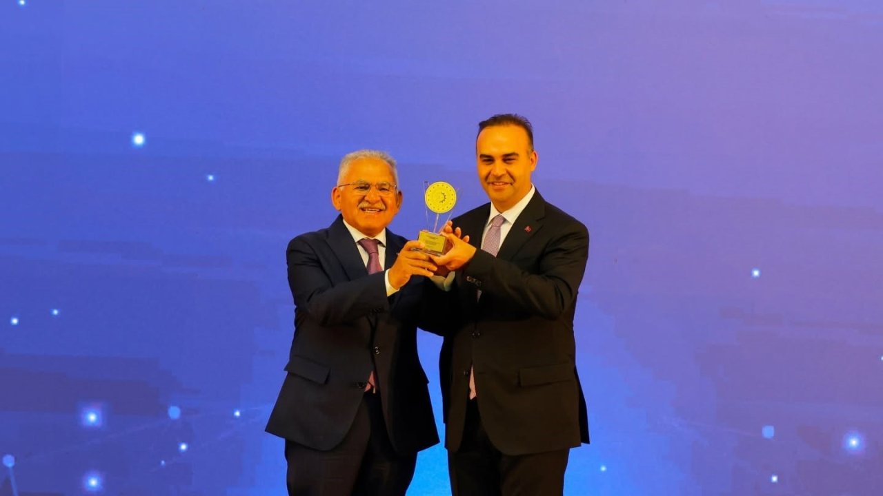 Başkan Büyükkılıç, Türkiye’de ilk olan RES projesiyle Bakan Kacır’ın elinden ödül aldı