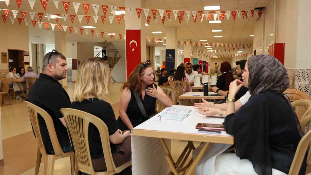 Öğrencilere yol göstermeye devam ediyor