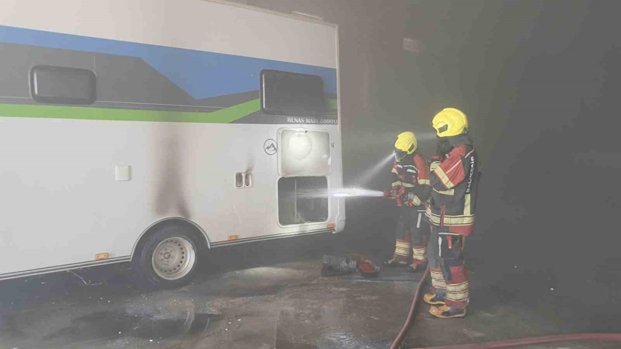 Burhaniye’de karavan yangını korkuttu