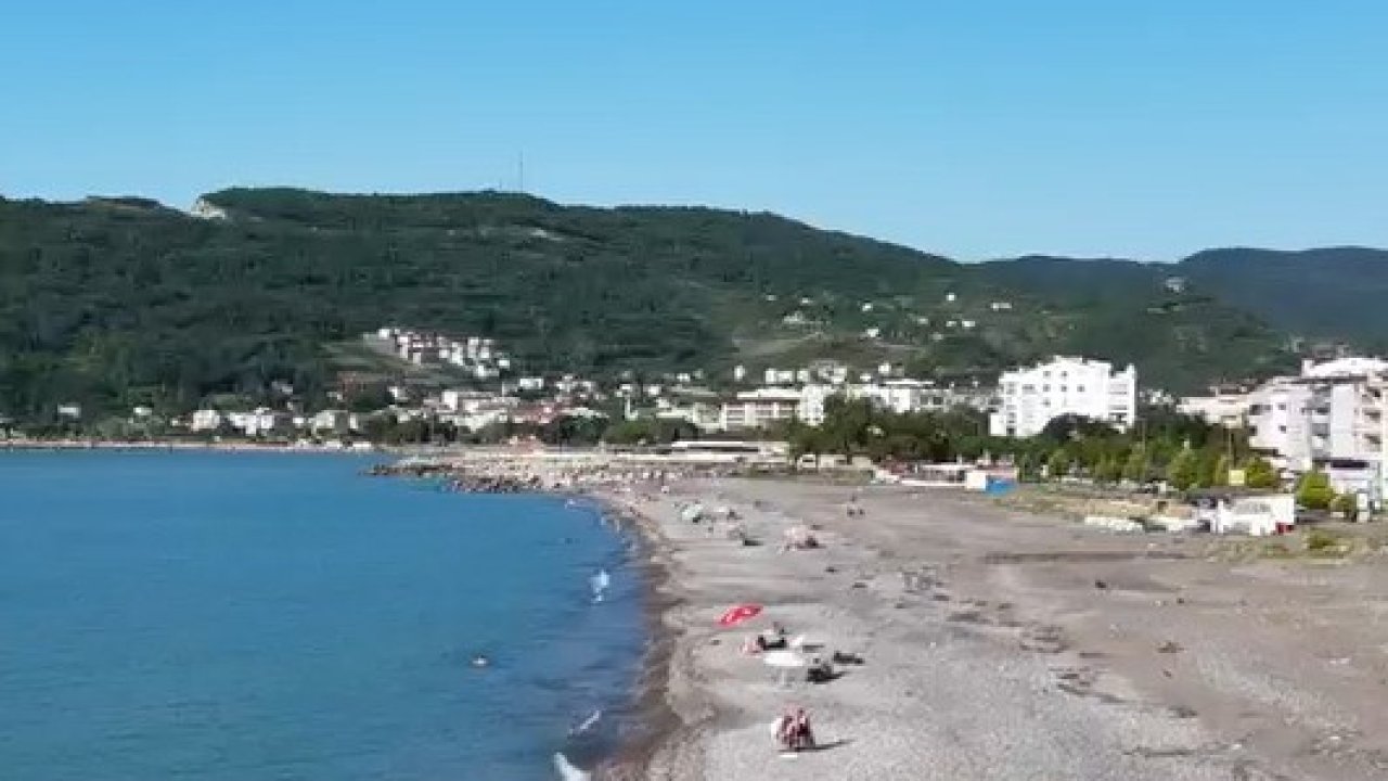 Cide’de selin ardından vatandaşlar sahillerde denize girmeye başladı
