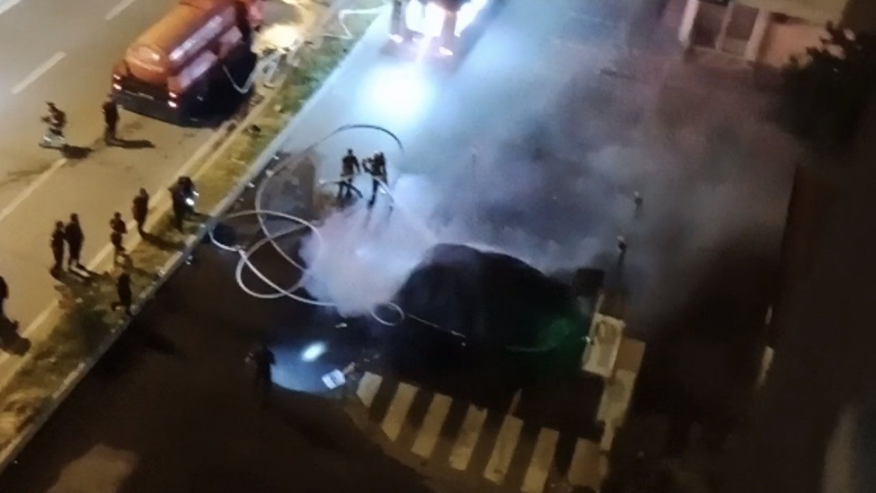 Kayseri’de alev alan elektrikli araç bomba gibi patladı... O anlar kamerada