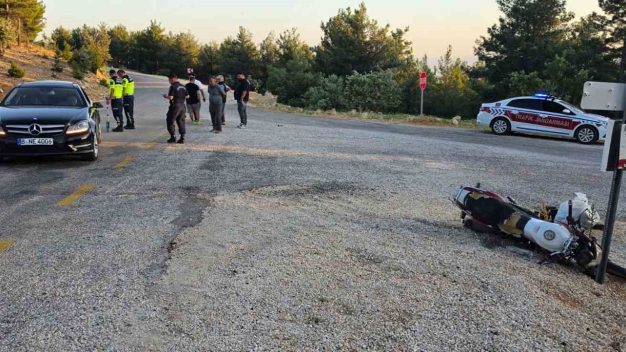 Motosiklet otomobile çarptı: 2 yaralı