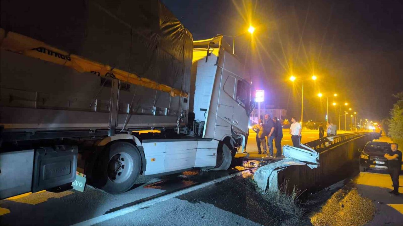 Bolu’da kontrolden çıkan tır bariyerlere çarptı