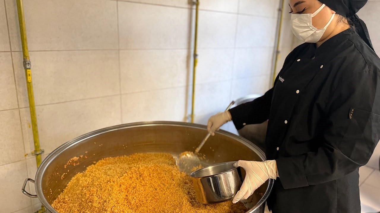 Karabük Belediyesinden her gün 430 kişiye sıcak yemek desteği