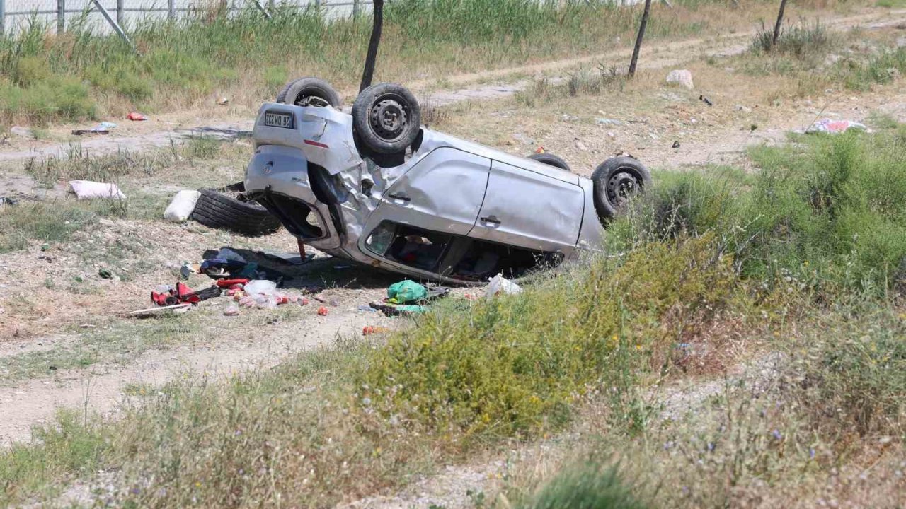 Takla atan otomobildeki 8 yaşındaki çocuk öldü, anne, baba ve kardeşi yaralandı