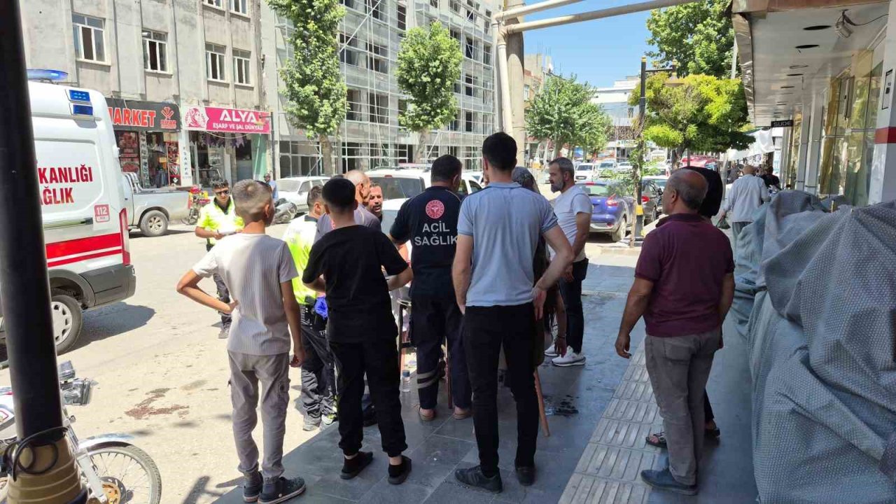 Panelvan araç ile motosiklet çarpıştı: Anne ve 2 çocuğu yaralandı
