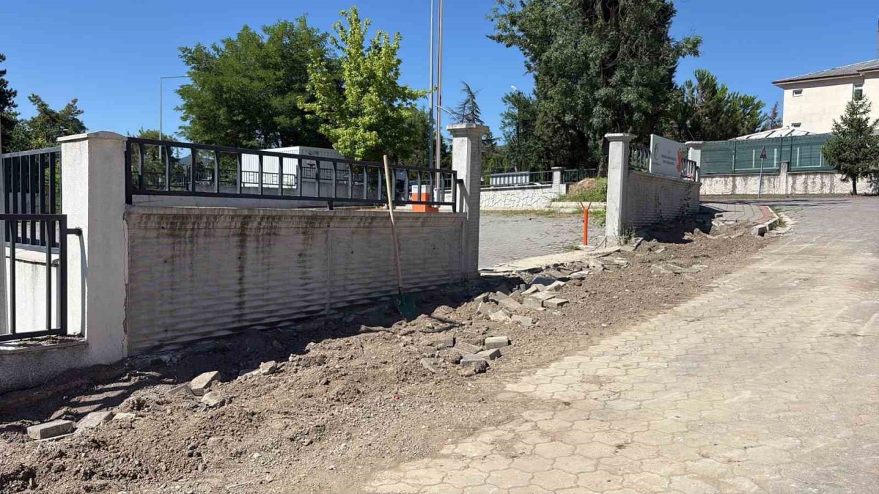 Belediye Başkanının Tapu Müdürlüğünde tartıştıktan sonra gelen kepçeler "planlı çalışma" olarak açıklandı