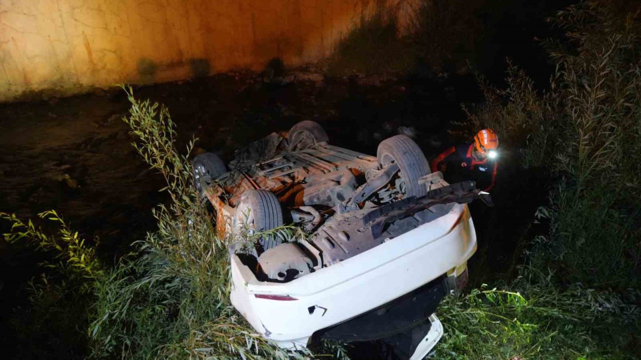 Köprüden uçan otomobilde 2 kişi yaralandı