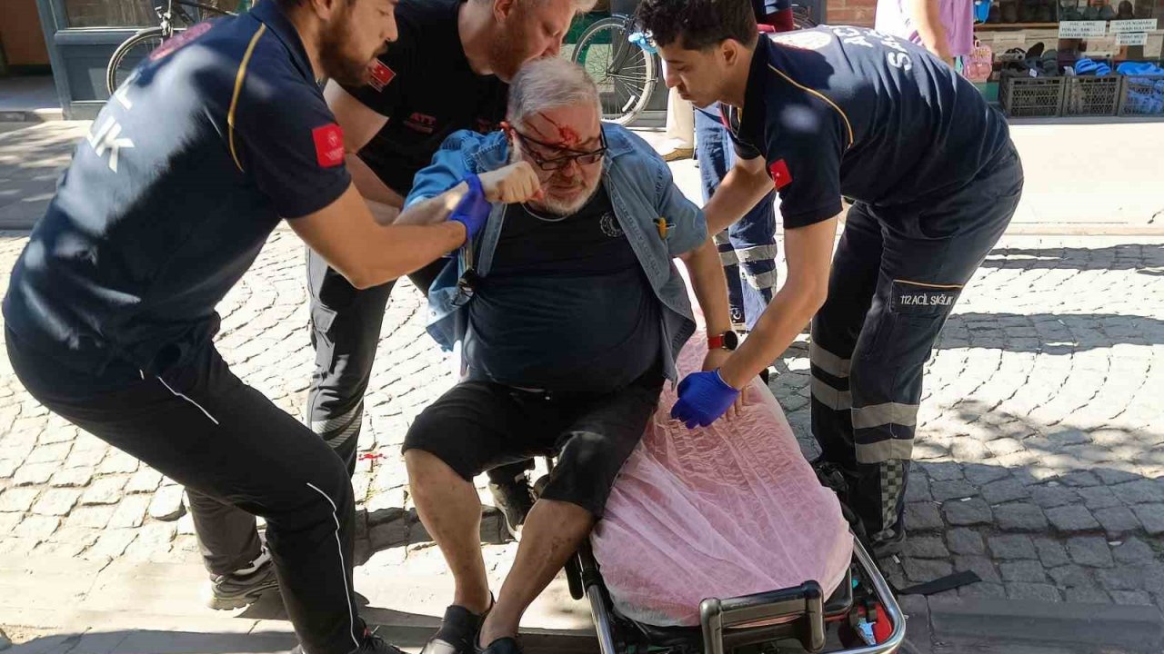 Kaldırımda yürürken hastanelik oldu