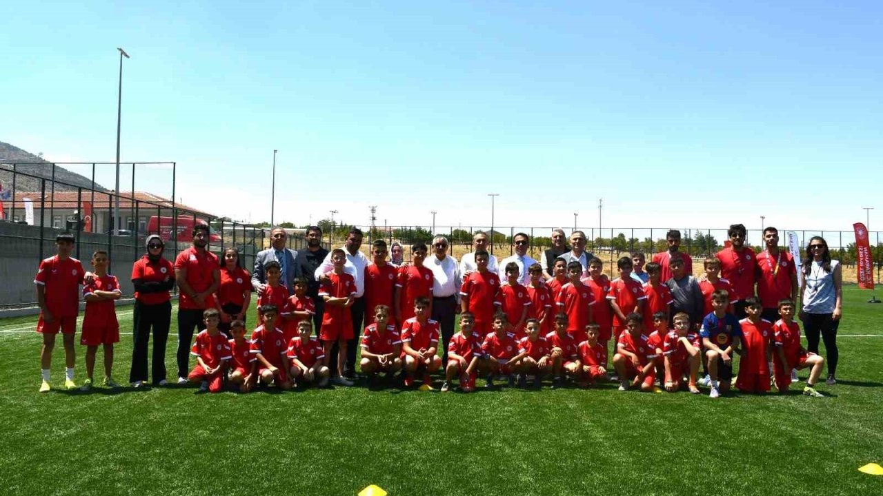 Karaman’ın Kazımkarabekir ilçesinde yaz futbol kursu açıldı