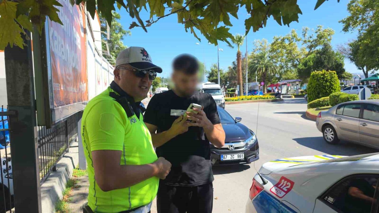 Trafik polisinin dikkati dolandırıcılık girişimini engelledi