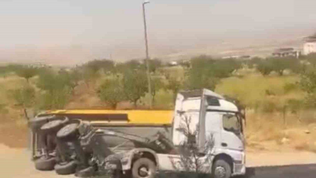 Siirt’te kum yüklü bir kamyon devrildi