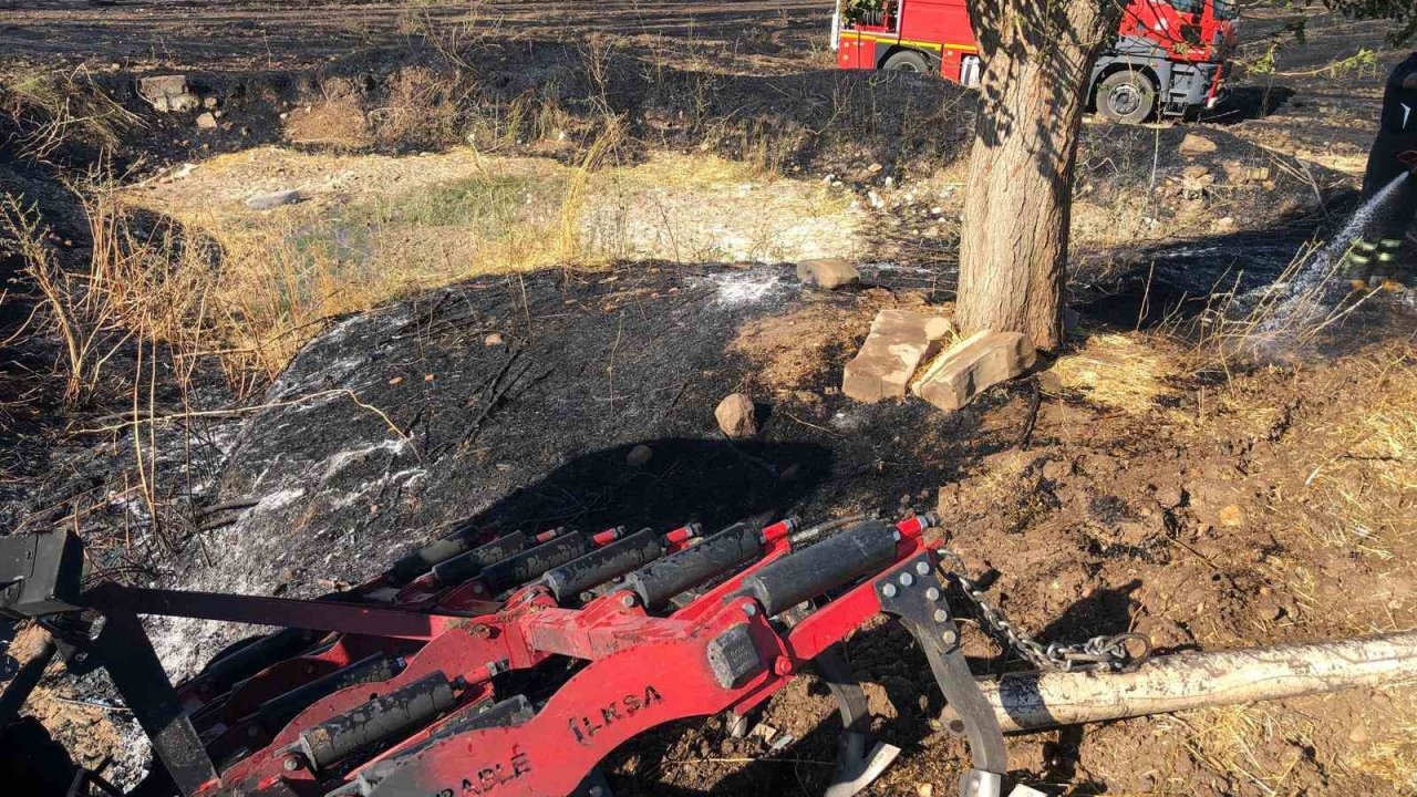 Anız yangınına müdahale eden traktör alevlere teslim oldu