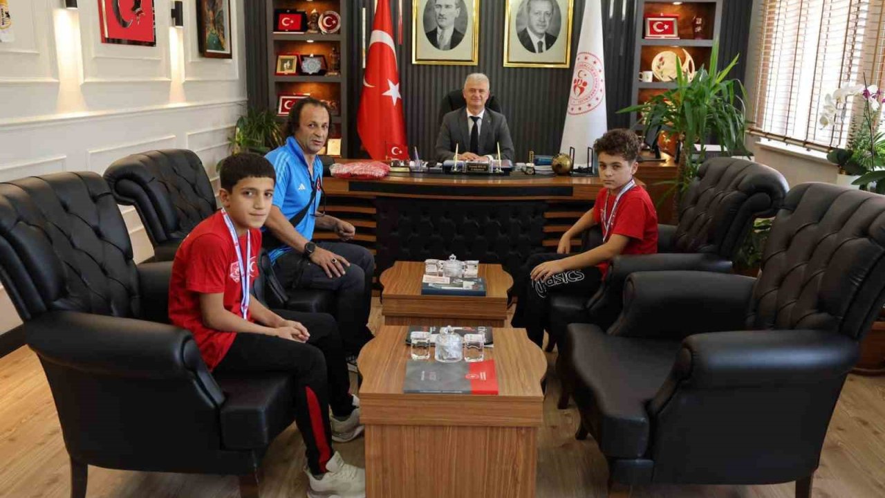 Muş’ta başarılı güreşçiler ödüllendirildi