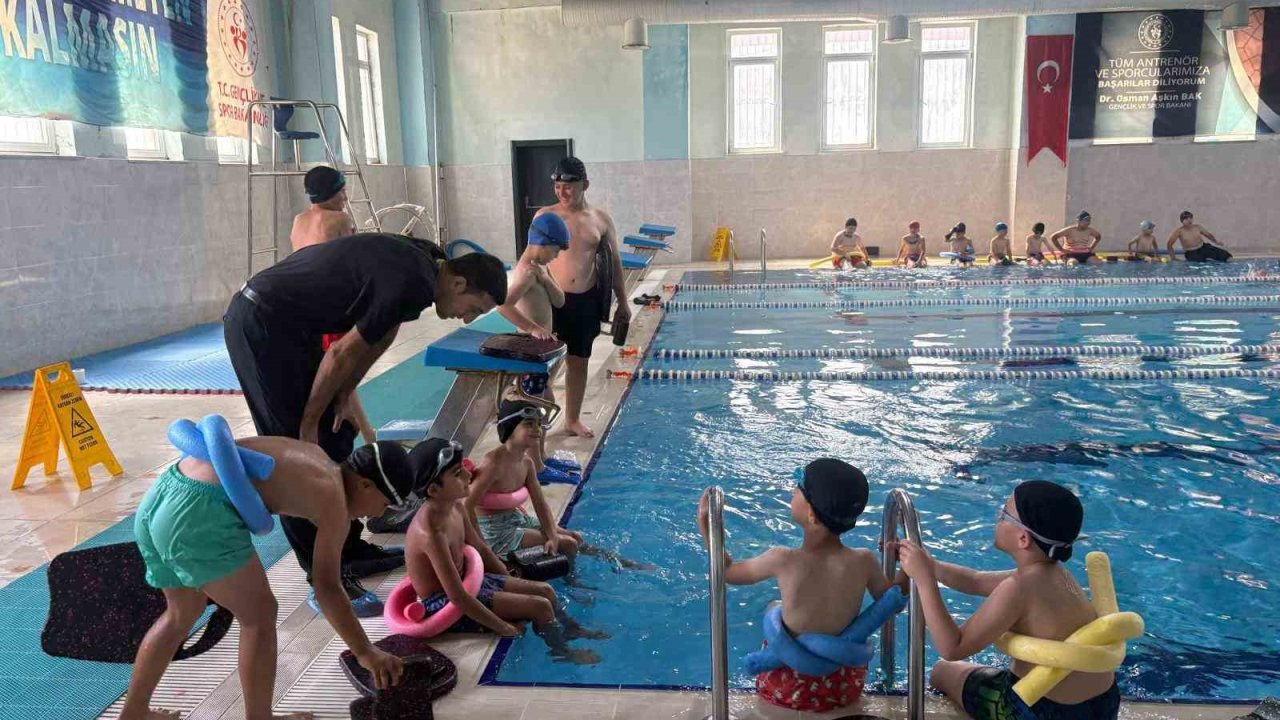 Patnos’ta "Yüzme Bilmeyen Kalmasın" Projesiyle çocuklar yüzme öğreniyor