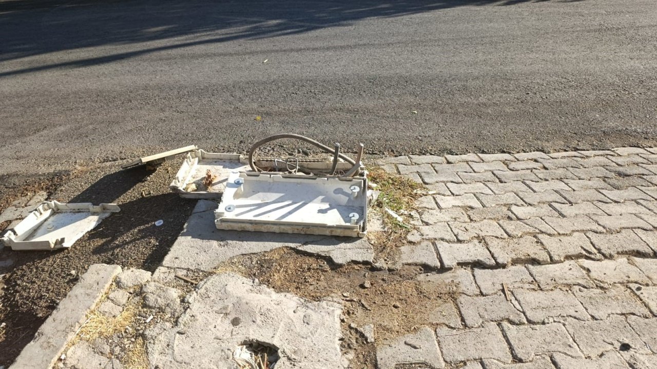 Pide fırınının önündeki elektrik kabloları tehlike saçıyor