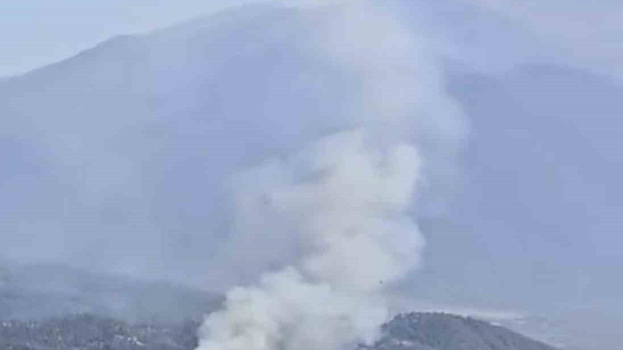 Denizli’de ormanlık alana yakın bölgede arazi yangını çıktı