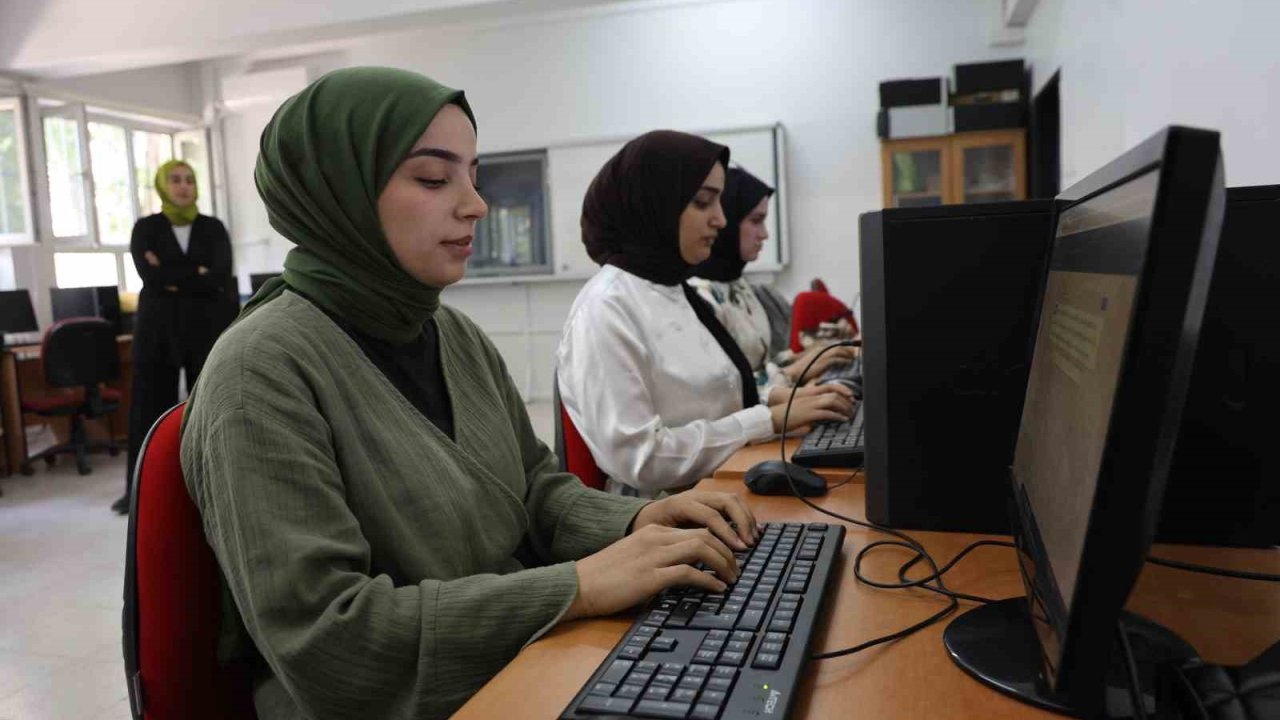 Geleceğin katipleri, klavye kursunda hayallerine hazırlanıyor